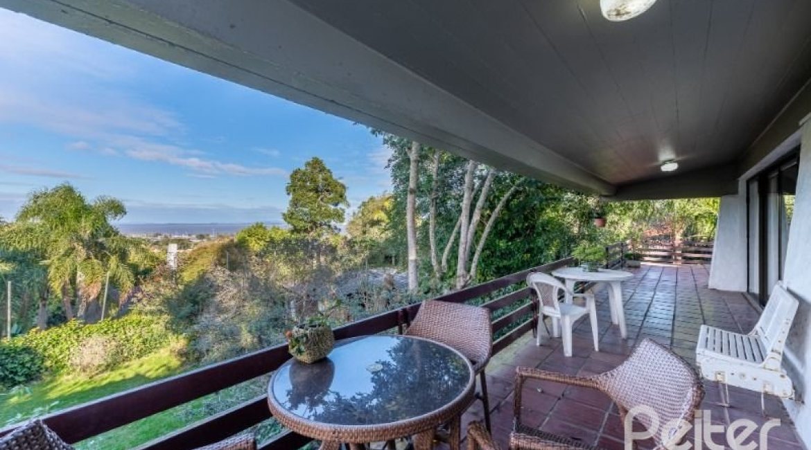 Casa à venda com 600m², 3 dormitórios, 1 suíte, 8 vagas, no bairro Vila Assunção em Porto Alegre