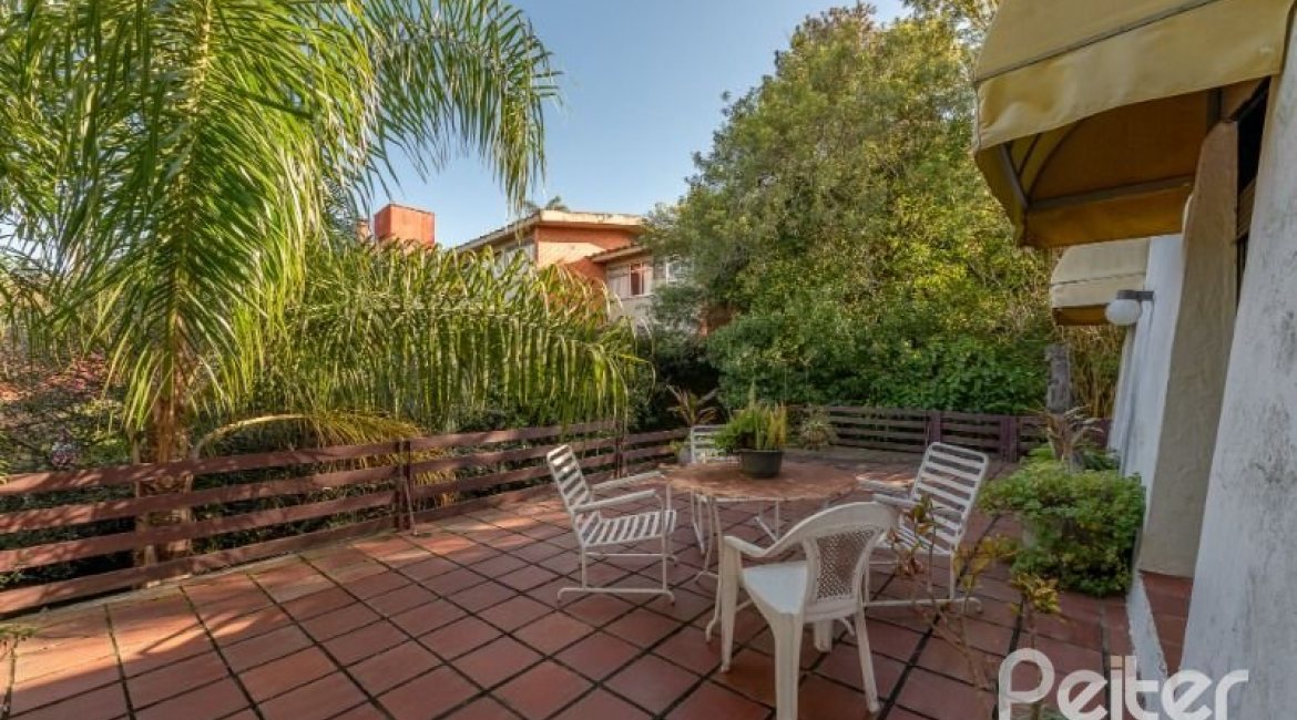 Casa à venda com 600m², 3 dormitórios, 1 suíte, 8 vagas, no bairro Vila Assunção em Porto Alegre