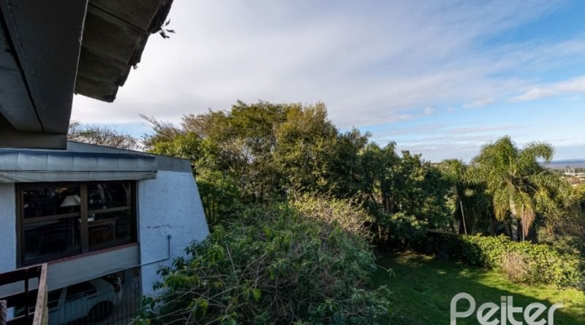 Casa à venda com 600m², 3 dormitórios, 1 suíte, 8 vagas, no bairro Vila Assunção em Porto Alegre