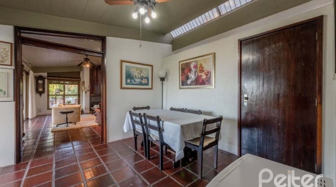 Casa à venda com 600m², 3 dormitórios, 1 suíte, 8 vagas, no bairro Vila Assunção em Porto Alegre