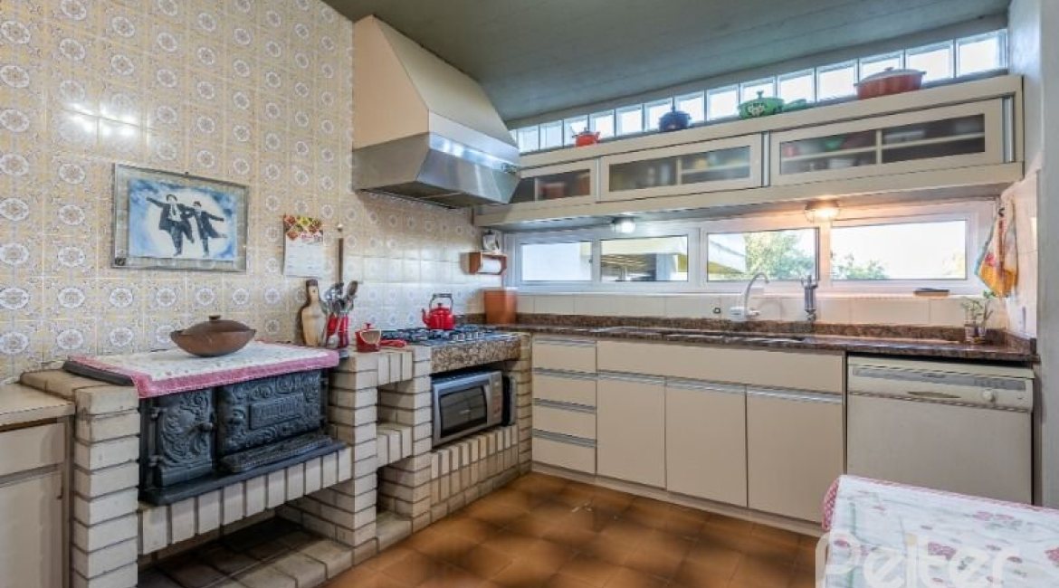 Casa à venda com 600m², 3 dormitórios, 1 suíte, 8 vagas, no bairro Vila Assunção em Porto Alegre