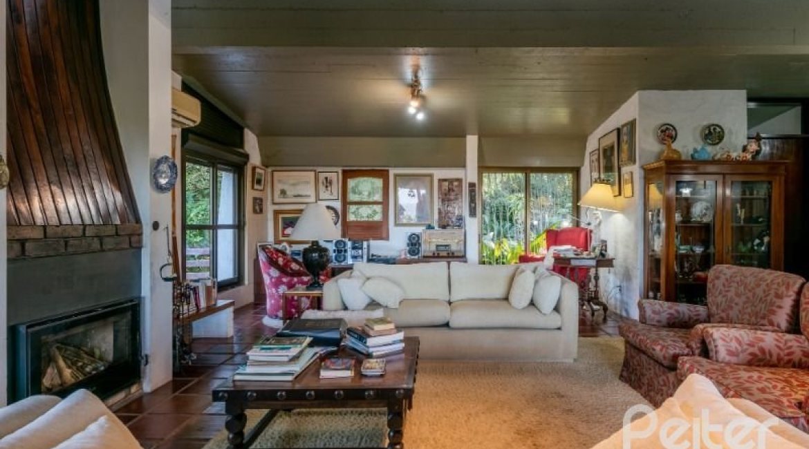 Casa à venda com 600m², 3 dormitórios, 1 suíte, 8 vagas, no bairro Vila Assunção em Porto Alegre