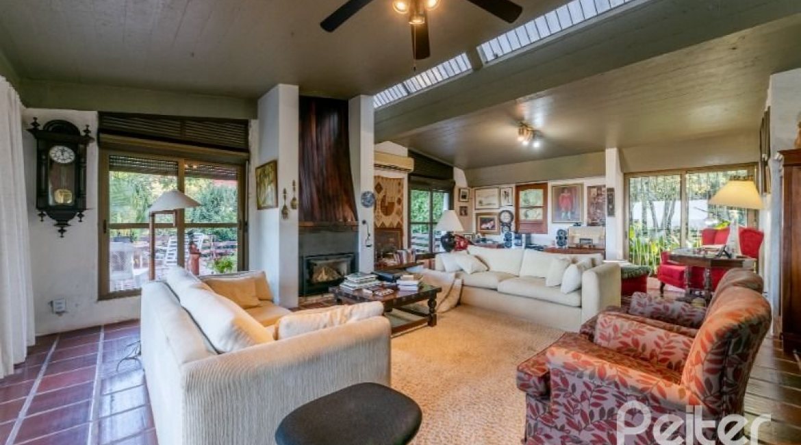 Casa à venda com 600m², 3 dormitórios, 1 suíte, 8 vagas, no bairro Vila Assunção em Porto Alegre