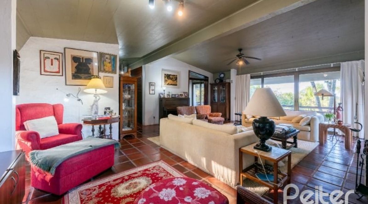 Casa à venda com 600m², 3 dormitórios, 1 suíte, 8 vagas, no bairro Vila Assunção em Porto Alegre