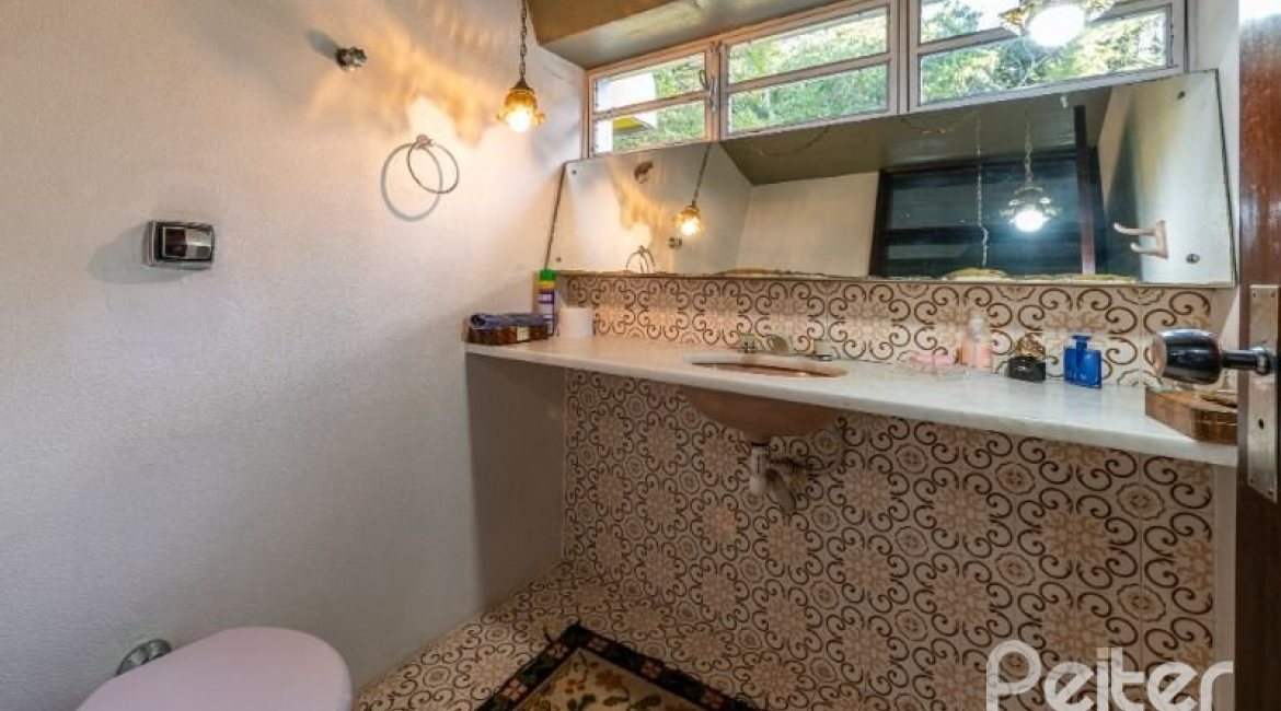 Casa à venda com 600m², 3 dormitórios, 1 suíte, 8 vagas, no bairro Vila Assunção em Porto Alegre