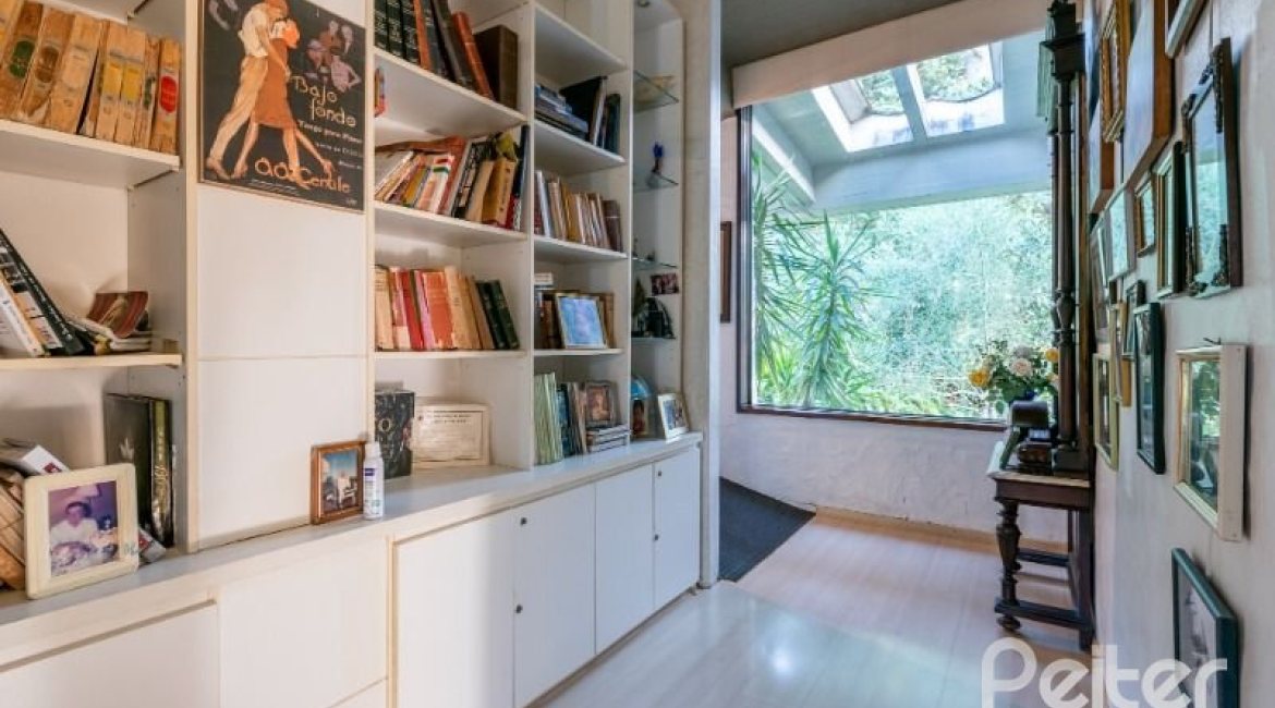 Casa à venda com 600m², 3 dormitórios, 1 suíte, 8 vagas, no bairro Vila Assunção em Porto Alegre