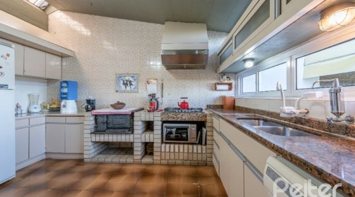 Casa à venda com 600m², 3 dormitórios, 1 suíte, 8 vagas, no bairro Vila Assunção em Porto Alegre