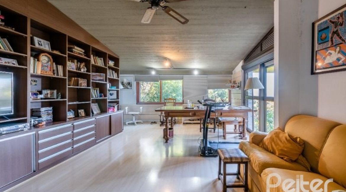 Casa à venda com 600m², 3 dormitórios, 1 suíte, 8 vagas, no bairro Vila Assunção em Porto Alegre