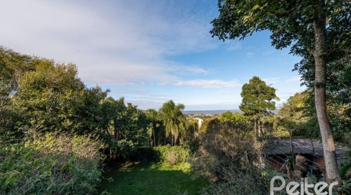 Casa à venda com 600m², 3 dormitórios, 1 suíte, 8 vagas, no bairro Vila Assunção em Porto Alegre