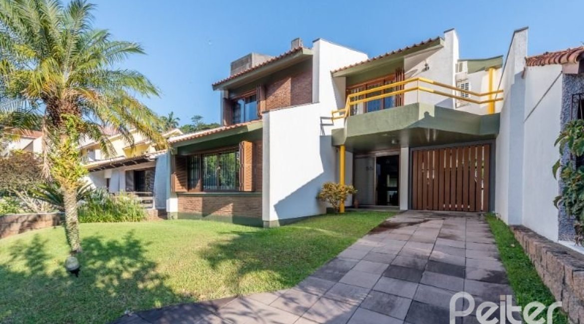 Casa à venda com 268m², 3 dormitórios, 1 suíte, 3 vagas, no bairro Jardim Isabel em Porto Alegre