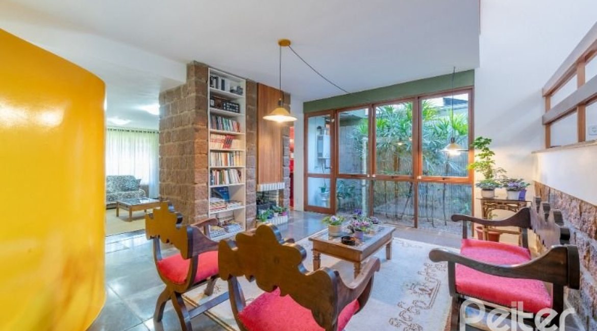 Casa à venda com 268m², 3 dormitórios, 1 suíte, 3 vagas, no bairro Jardim Isabel em Porto Alegre