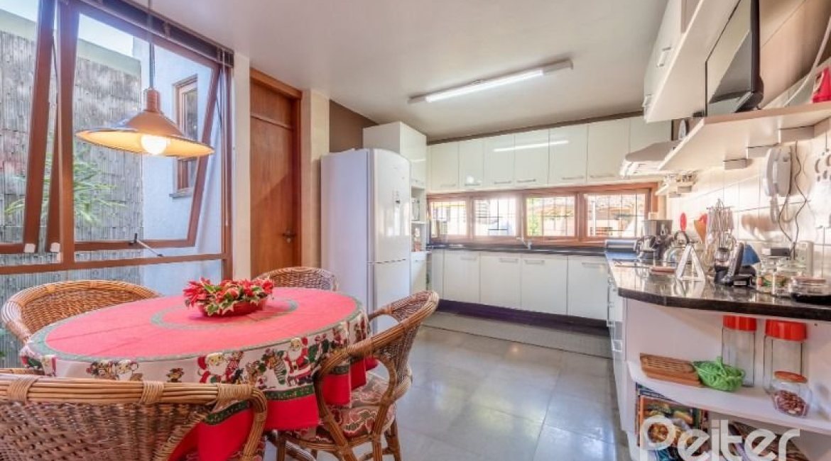 Casa à venda com 268m², 3 dormitórios, 1 suíte, 3 vagas, no bairro Jardim Isabel em Porto Alegre