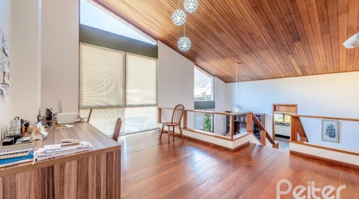 Casa à venda com 268m², 3 dormitórios, 1 suíte, 3 vagas, no bairro Jardim Isabel em Porto Alegre