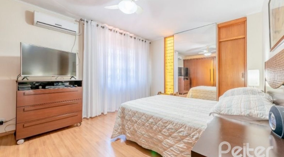 Casa à venda com 268m², 3 dormitórios, 1 suíte, 3 vagas, no bairro Jardim Isabel em Porto Alegre