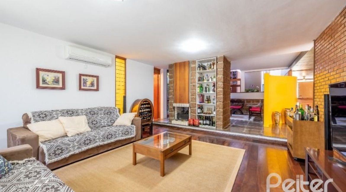 Casa à venda com 268m², 3 dormitórios, 1 suíte, 3 vagas, no bairro Jardim Isabel em Porto Alegre