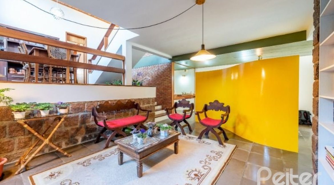 Casa à venda com 268m², 3 dormitórios, 1 suíte, 3 vagas, no bairro Jardim Isabel em Porto Alegre
