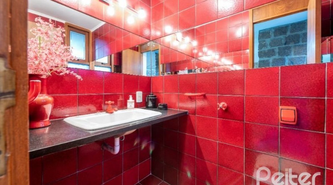 Casa à venda com 268m², 3 dormitórios, 1 suíte, 3 vagas, no bairro Jardim Isabel em Porto Alegre