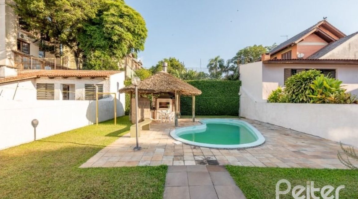 Casa à venda com 268m², 3 dormitórios, 1 suíte, 3 vagas, no bairro Jardim Isabel em Porto Alegre