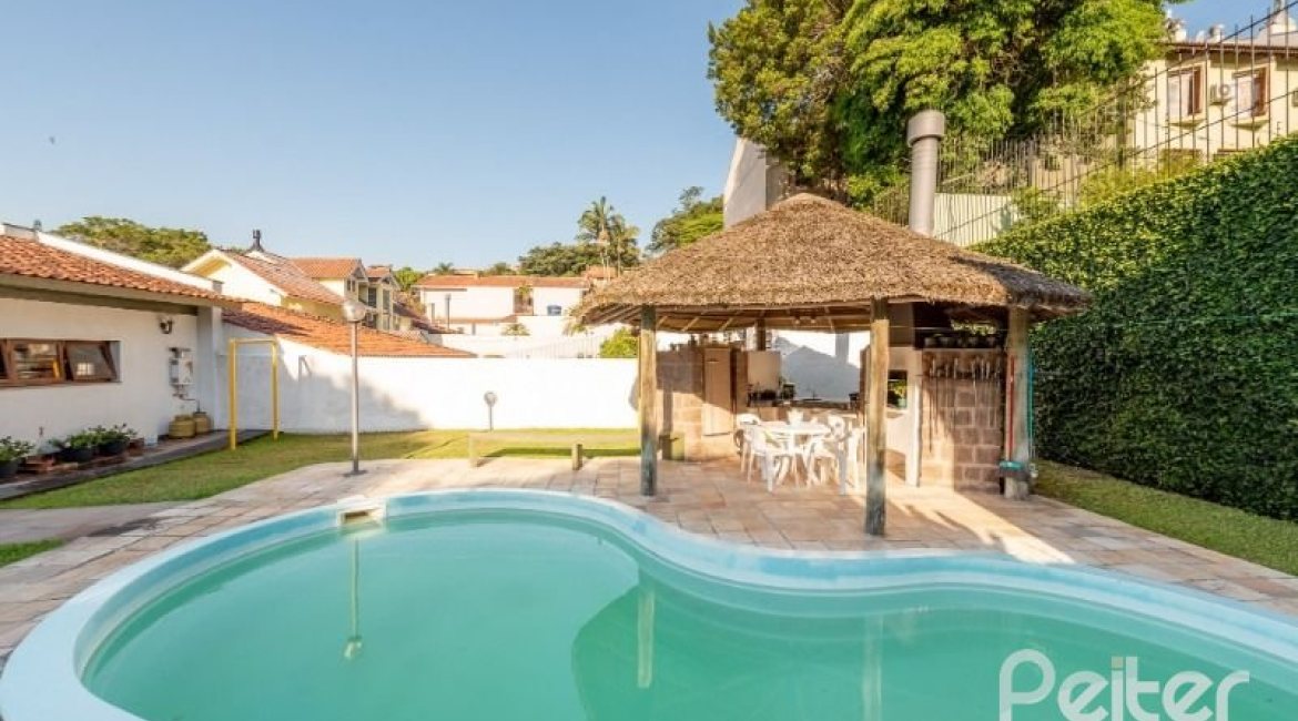 Casa à venda com 268m², 3 dormitórios, 1 suíte, 3 vagas, no bairro Jardim Isabel em Porto Alegre