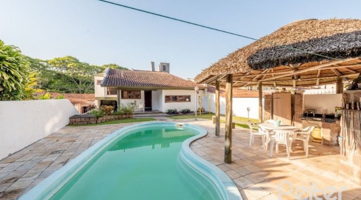 Casa à venda com 268m², 3 dormitórios, 1 suíte, 3 vagas, no bairro Jardim Isabel em Porto Alegre