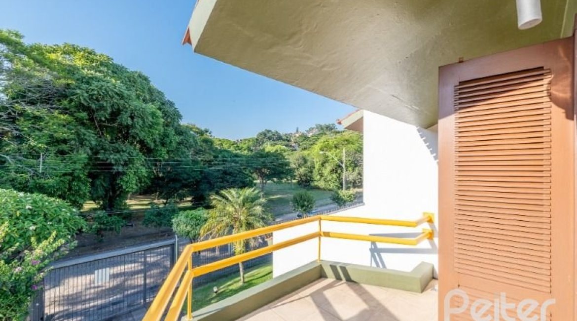 Casa à venda com 268m², 3 dormitórios, 1 suíte, 3 vagas, no bairro Jardim Isabel em Porto Alegre