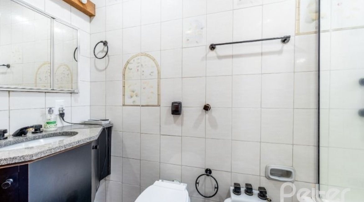 Casa à venda com 268m², 3 dormitórios, 1 suíte, 3 vagas, no bairro Jardim Isabel em Porto Alegre