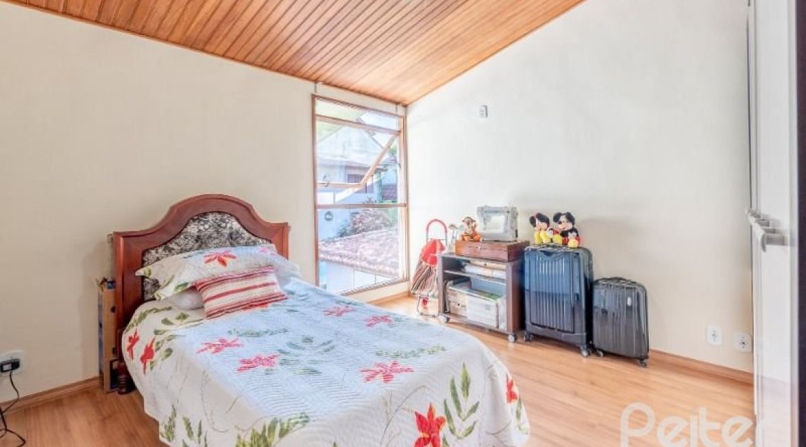 Casa à venda com 268m², 3 dormitórios, 1 suíte, 3 vagas, no bairro Jardim Isabel em Porto Alegre