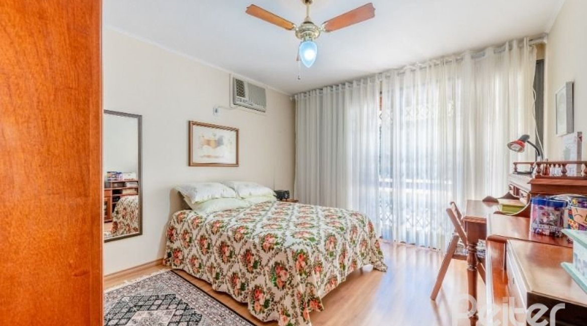 Casa à venda com 268m², 3 dormitórios, 1 suíte, 3 vagas, no bairro Jardim Isabel em Porto Alegre