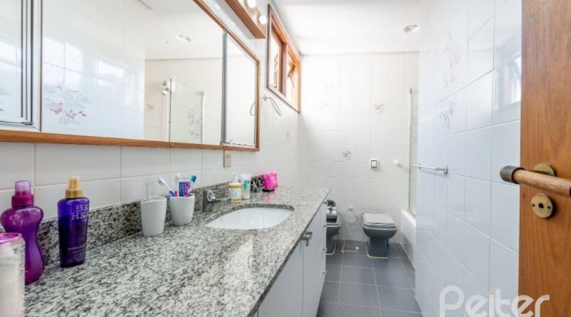 Casa à venda com 268m², 3 dormitórios, 1 suíte, 3 vagas, no bairro Jardim Isabel em Porto Alegre