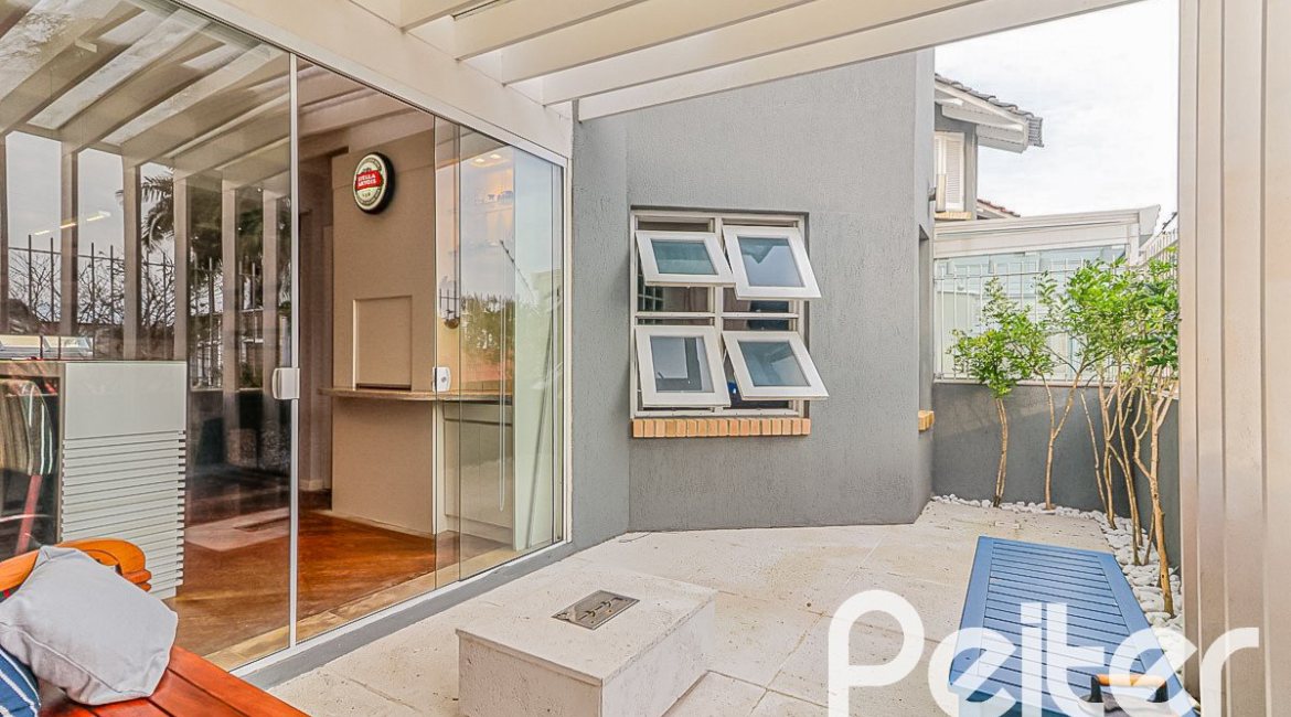 Casa em Condomínio à venda com 286m², 3 dormitórios, 1 suíte, 3 vagas, no bairro Jardim Isabel em Porto Alegre