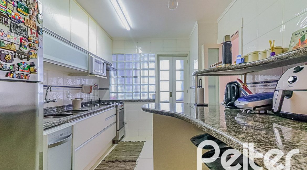Casa em Condomínio à venda com 286m², 3 dormitórios, 1 suíte, 3 vagas, no bairro Jardim Isabel em Porto Alegre