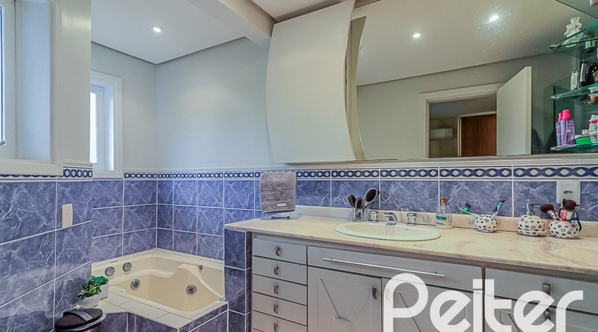 Casa em Condomínio à venda com 286m², 3 dormitórios, 1 suíte, 3 vagas, no bairro Jardim Isabel em Porto Alegre