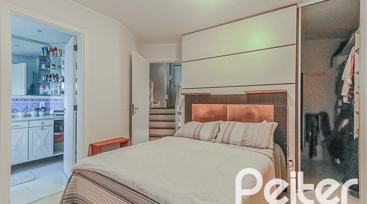 Casa em Condomínio à venda com 286m², 3 dormitórios, 1 suíte, 3 vagas, no bairro Jardim Isabel em Porto Alegre