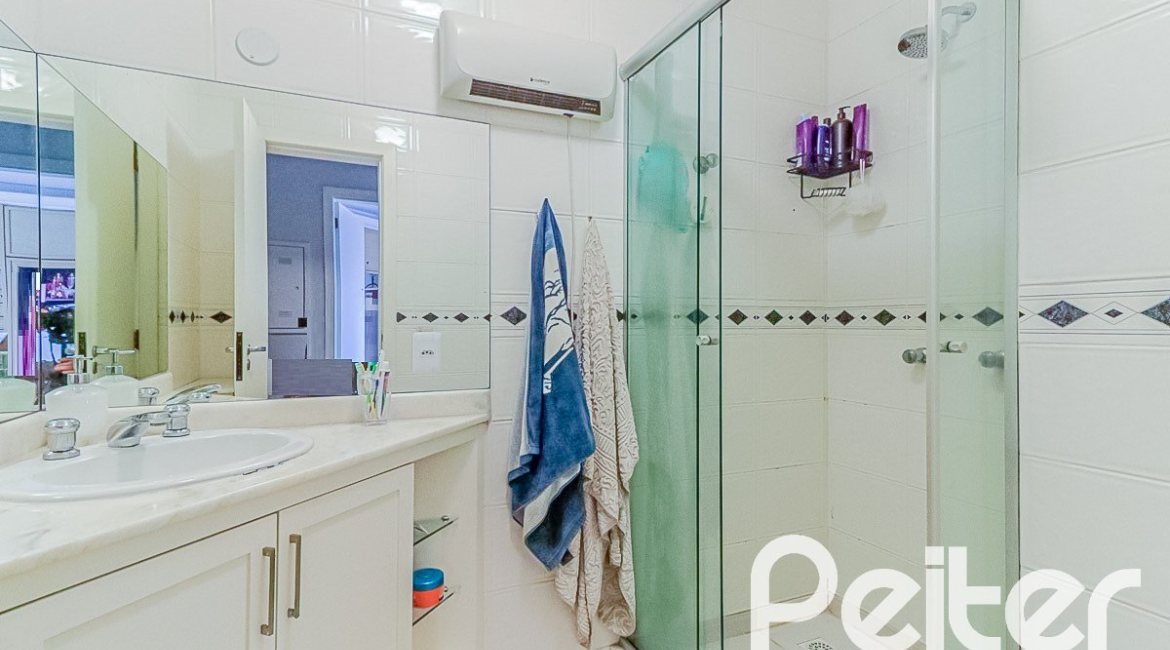 Casa em Condomínio à venda com 286m², 3 dormitórios, 1 suíte, 3 vagas, no bairro Jardim Isabel em Porto Alegre
