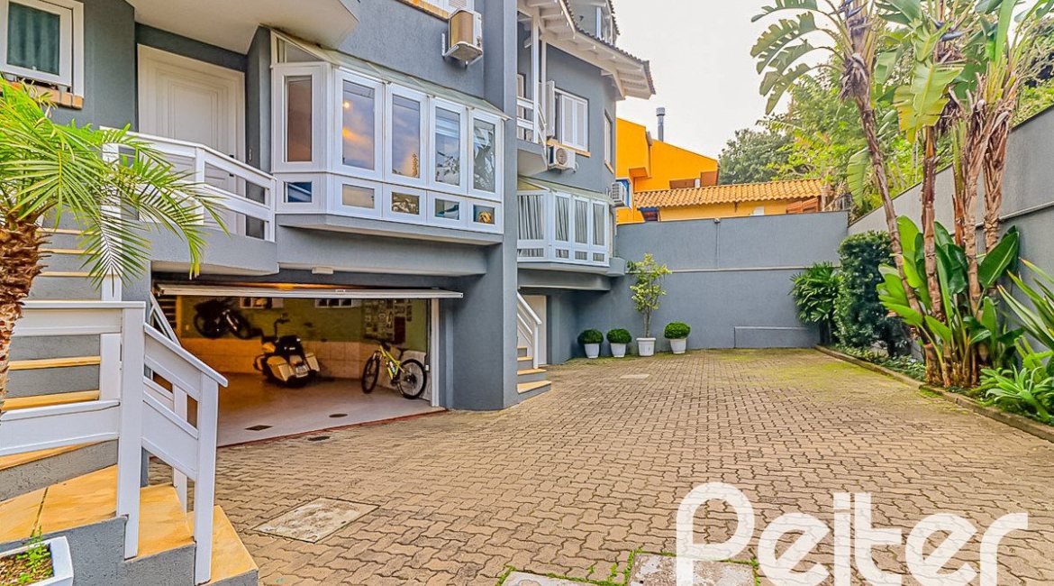 Casa em Condomínio à venda com 286m², 3 dormitórios, 1 suíte, 3 vagas, no bairro Jardim Isabel em Porto Alegre