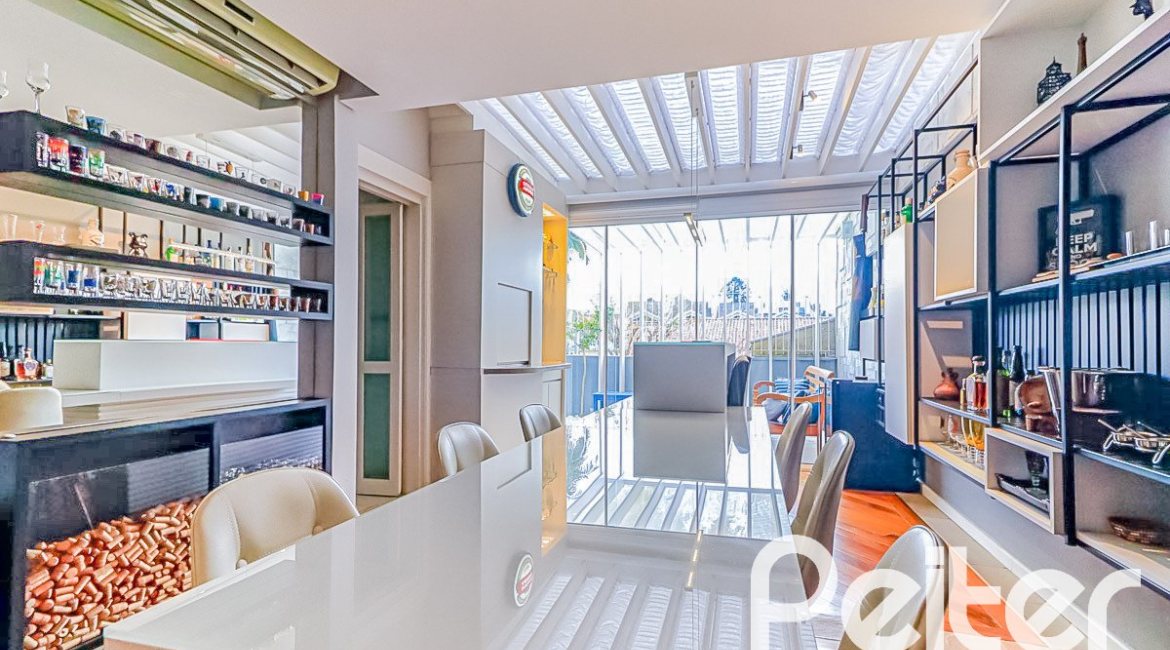 Casa em Condomínio à venda com 286m², 3 dormitórios, 1 suíte, 3 vagas, no bairro Jardim Isabel em Porto Alegre