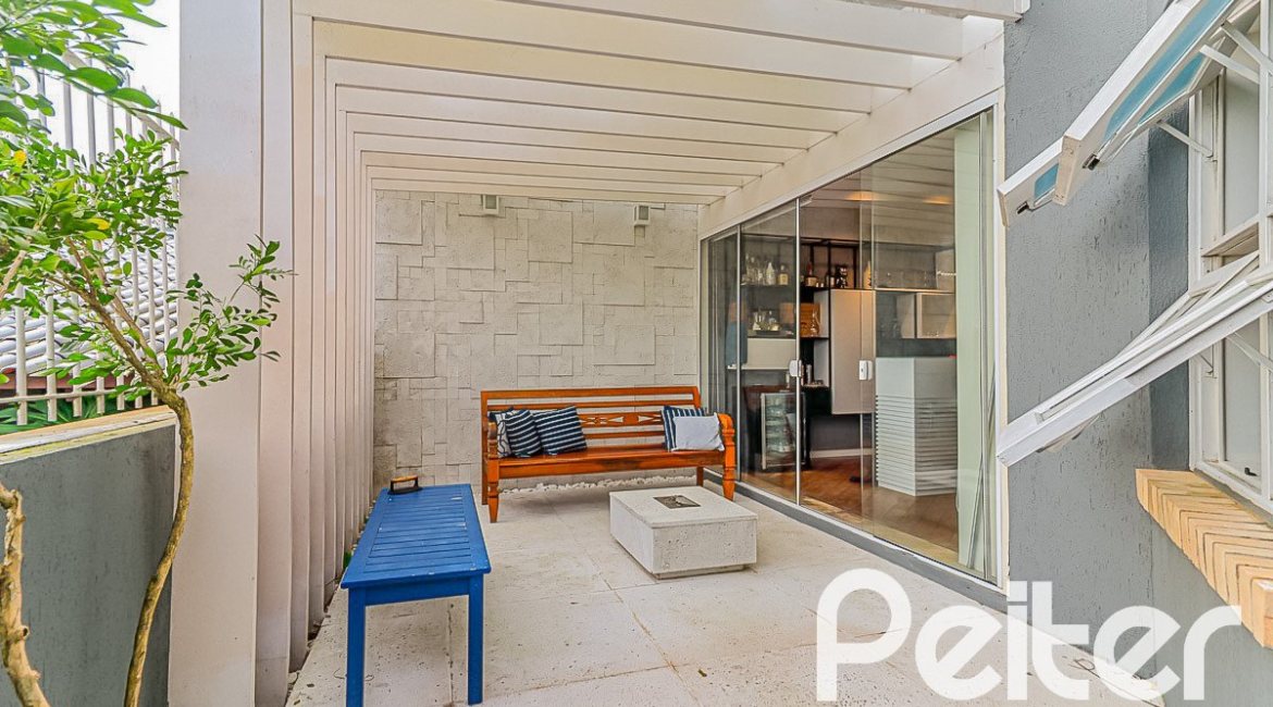 Casa em Condomínio à venda com 286m², 3 dormitórios, 1 suíte, 3 vagas, no bairro Jardim Isabel em Porto Alegre