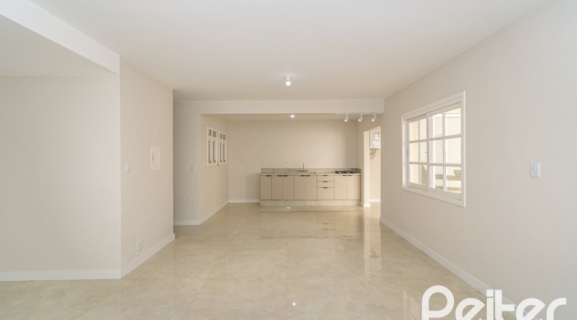 Casa em Condomínio à venda com 221m², 4 dormitórios, 1 suíte, 2 vagas, no bairro Jardim Isabel em Porto Alegre