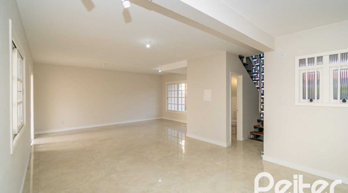 Casa em Condomínio à venda com 221m², 4 dormitórios, 1 suíte, 2 vagas, no bairro Jardim Isabel em Porto Alegre