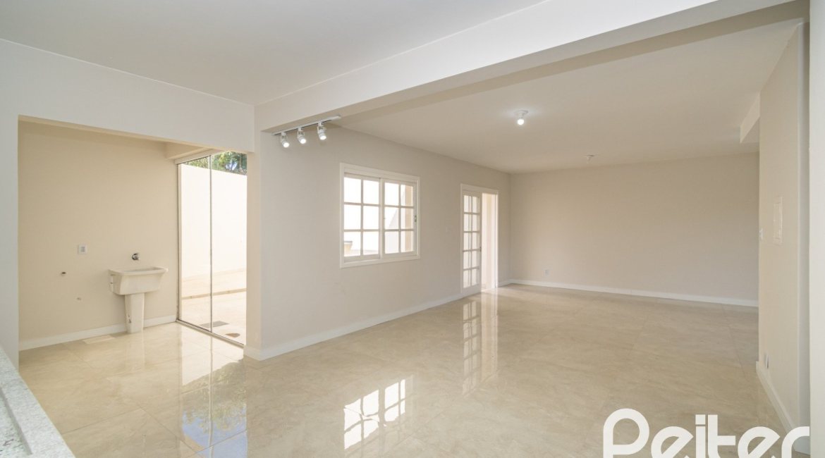 Casa em Condomínio à venda com 221m², 4 dormitórios, 1 suíte, 2 vagas, no bairro Jardim Isabel em Porto Alegre