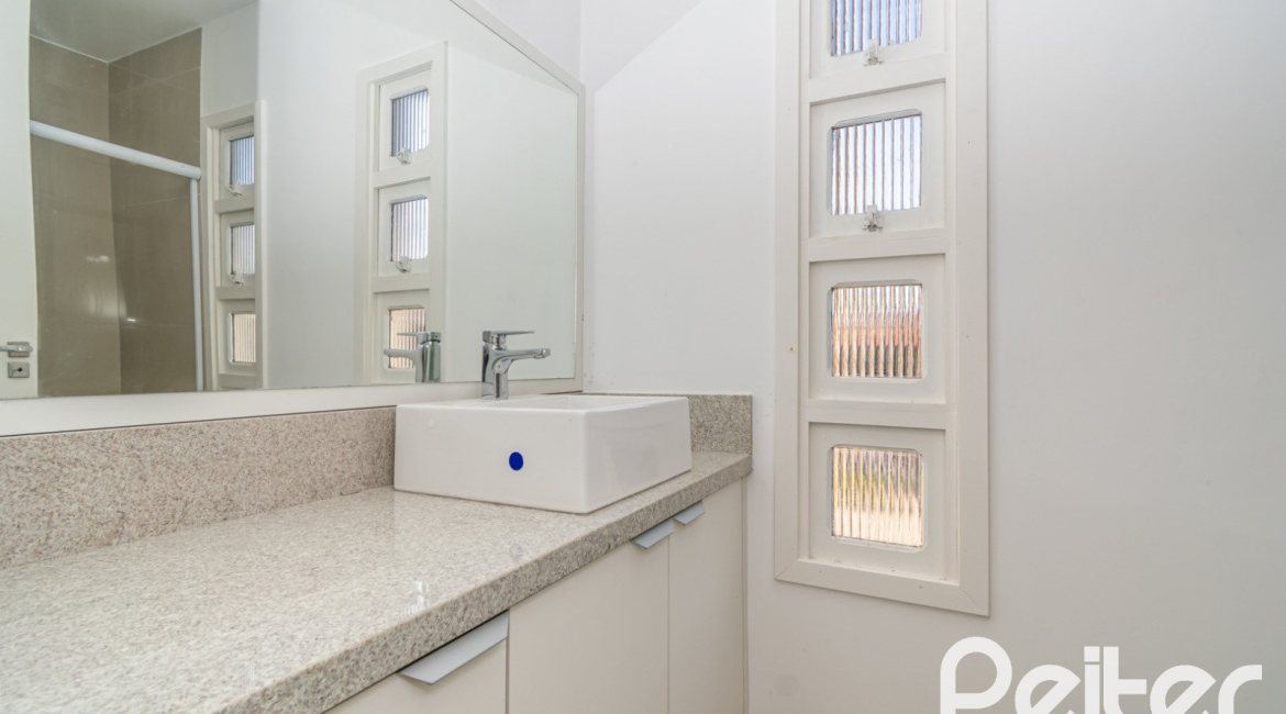 Casa em Condomínio à venda com 221m², 4 dormitórios, 1 suíte, 2 vagas, no bairro Jardim Isabel em Porto Alegre