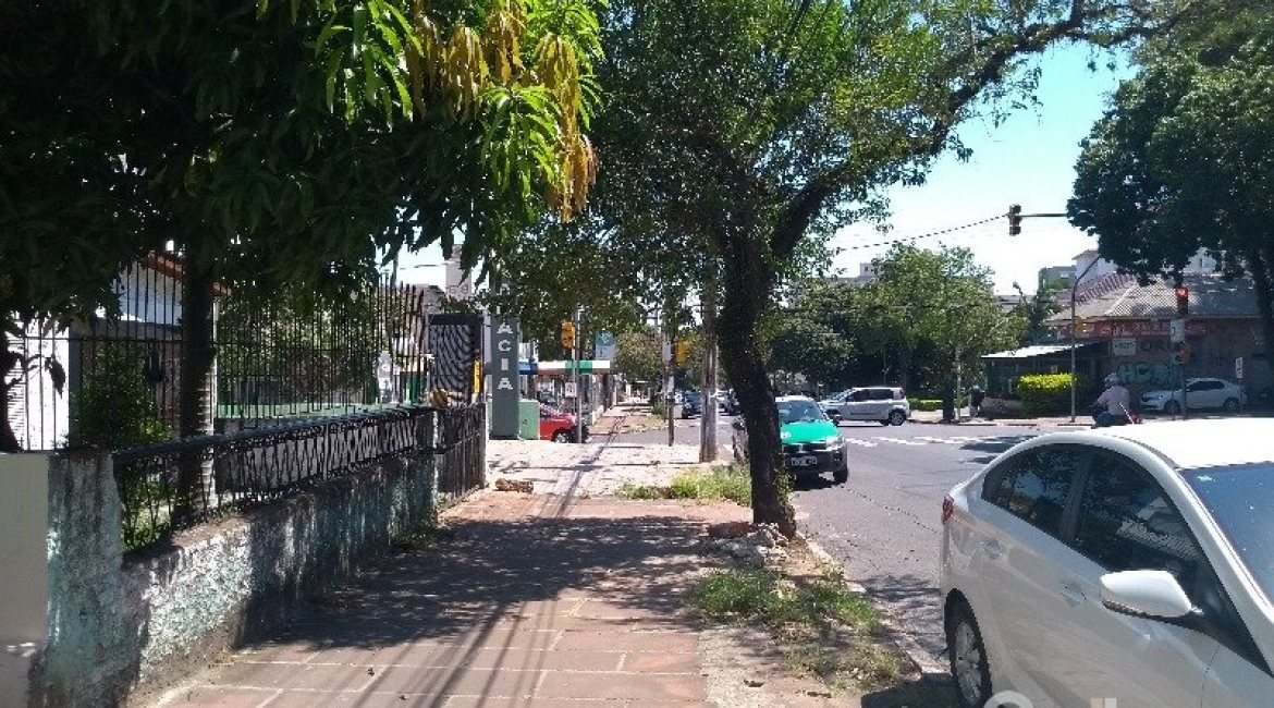 Terreno à venda com 275m², no bairro Tristeza em Porto Alegre