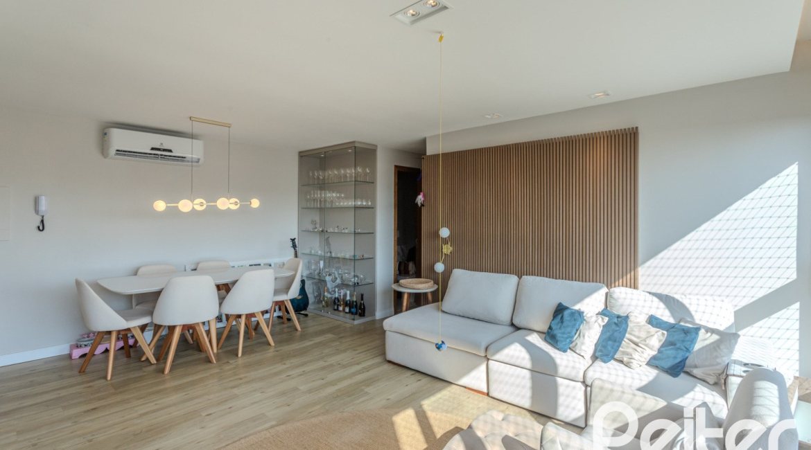 Apartamento à venda com 90m², 3 dormitórios, 1 suíte, 2 vagas, no bairro Tristeza em PORTO ALEGRE