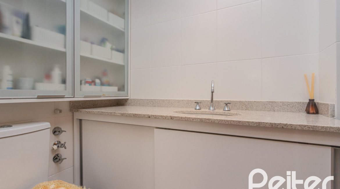 Apartamento à venda com 90m², 3 dormitórios, 1 suíte, 2 vagas, no bairro Tristeza em PORTO ALEGRE