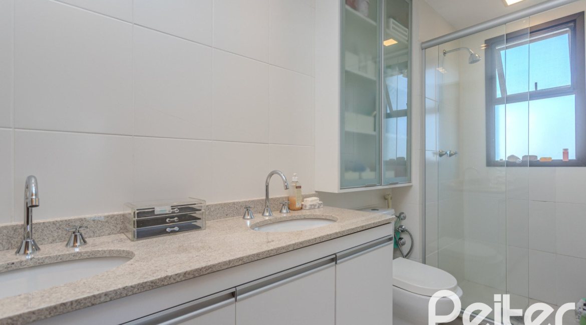 Apartamento à venda com 90m², 3 dormitórios, 1 suíte, 2 vagas, no bairro Tristeza em PORTO ALEGRE