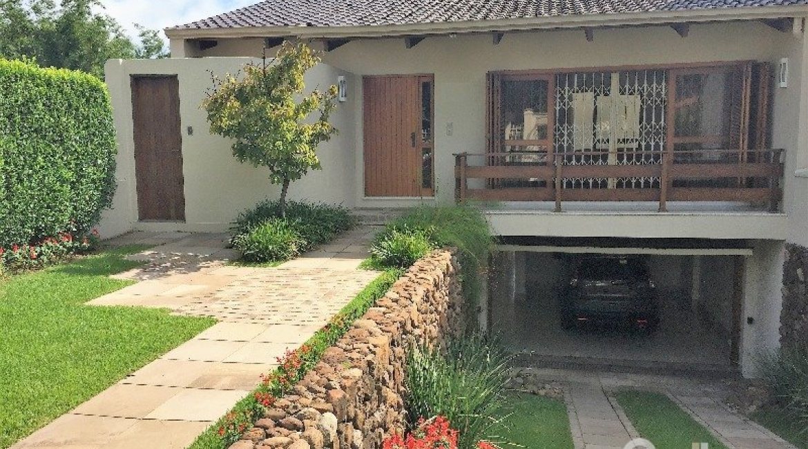 Casa à venda com 180m², 3 dormitórios, 1 suíte, 2 vagas, no bairro Vila Nova em Porto Alegre