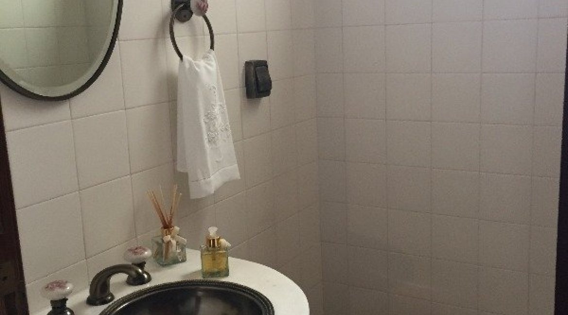 Casa à venda com 180m², 3 dormitórios, 1 suíte, 2 vagas, no bairro Vila Nova em Porto Alegre