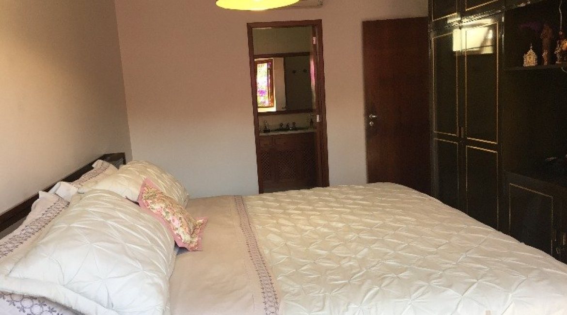 Casa à venda com 180m², 3 dormitórios, 1 suíte, 2 vagas, no bairro Vila Nova em Porto Alegre