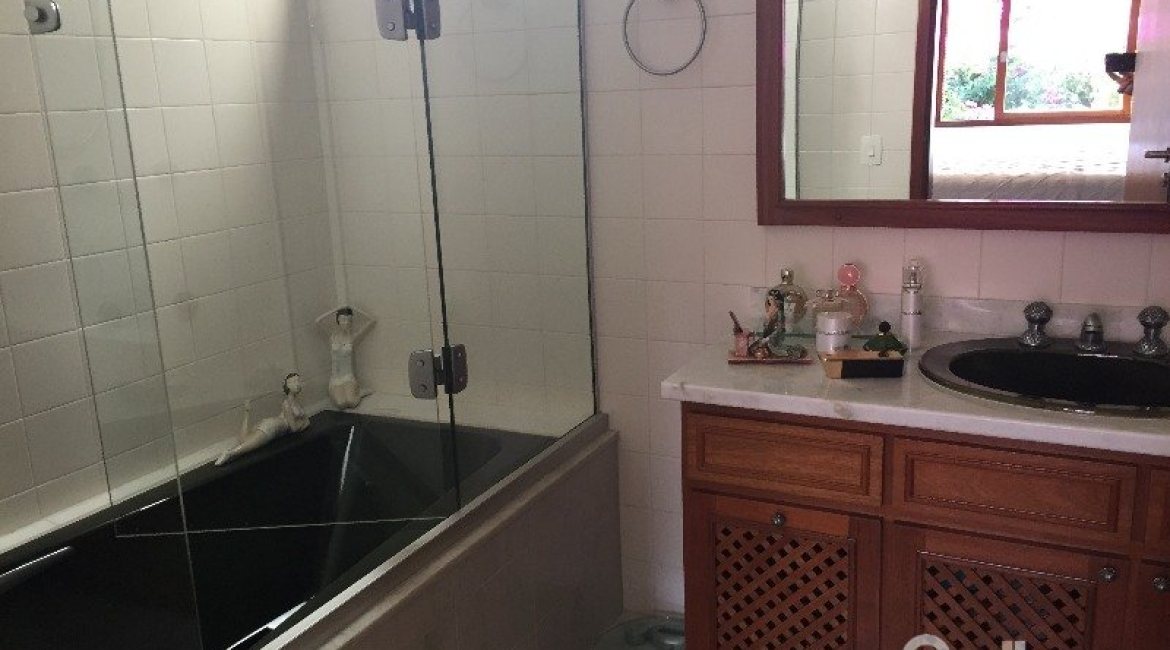 Casa à venda com 180m², 3 dormitórios, 1 suíte, 2 vagas, no bairro Vila Nova em Porto Alegre