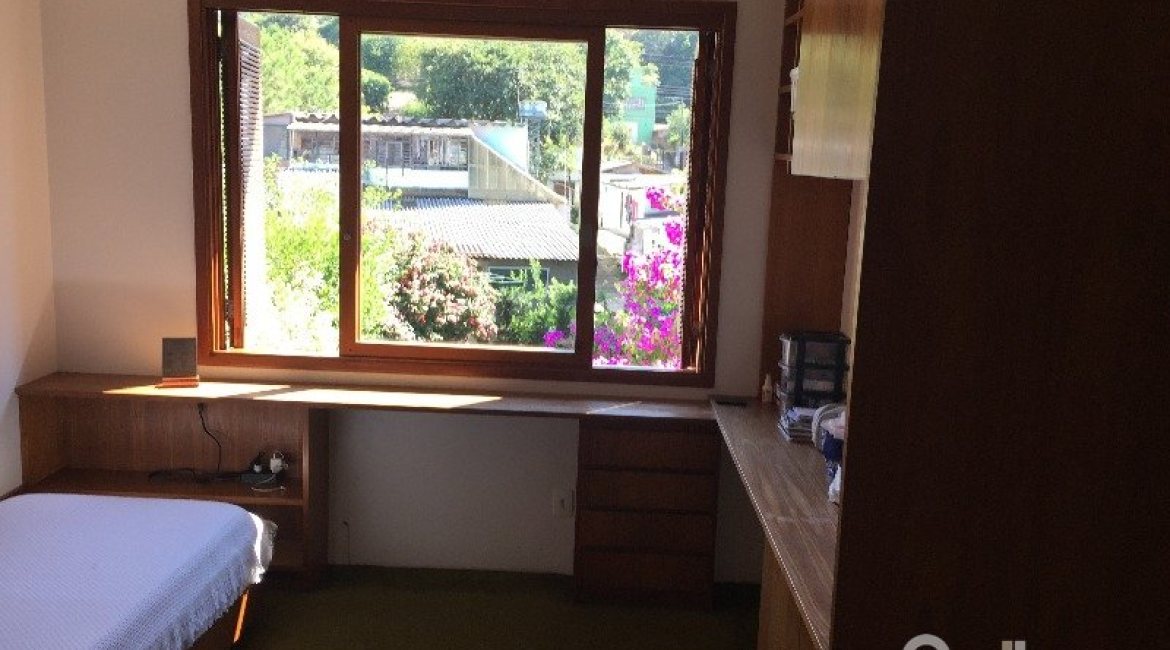 Casa à venda com 180m², 3 dormitórios, 1 suíte, 2 vagas, no bairro Vila Nova em Porto Alegre